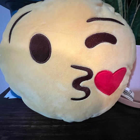Blowing kiss emoji Stuffed plush - Picture 3 of 9